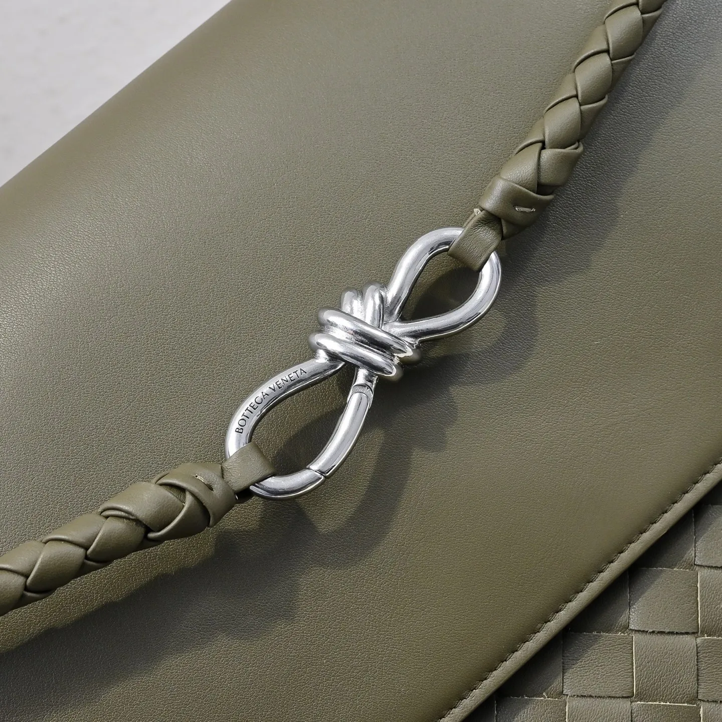 Batch 2460 #BV new men's Andiamo can be carried hand-held, on the shoulder or cross-body. It is a fashionable and versatile men's bag. The combination of lntrecciato woven iconic elements and smooth leather creates a unique cool style😎 The subtle luster and natural texture of the calfskin are high-end and fashionable. The flip-top design Knot shoulder straps and tough full leather shoulder straps are more private and can be used in more ways. No matter the size, it can accommodate a laptop, and it can be easily handled for daily commuting, business trips or travel. Model: 7715 Size: 37x26x13